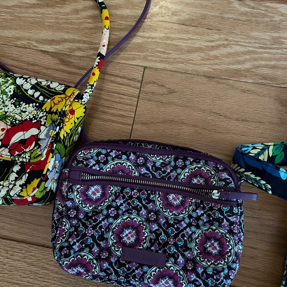 Vera Bradley lot. 4 purses and an electronic carryall ( nwt )